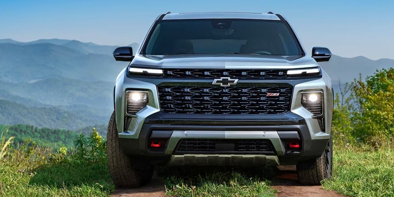 Front view of a 2024 Chevrolet Traverse parked with mountains in behind